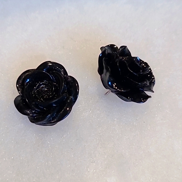 Black Resin Rose Earrings - Picture 1 of 2